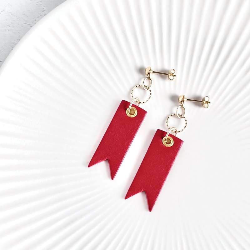 Ribbon earrings/ Clip-On red sparkle /// Genuine leather Metal allergy-friendly - ต่างหู - หนังแท้ สีแดง