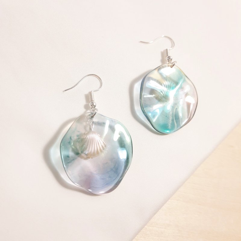 Shell and ocean wave transparent hand-made earrings - Earrings & Clip-ons - Resin Multicolor