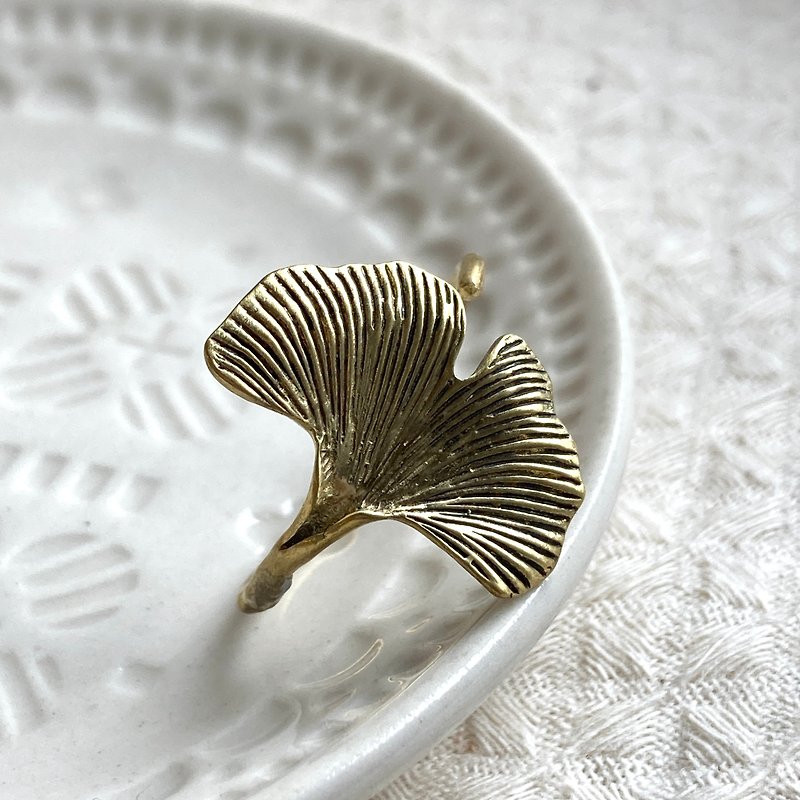 Laolin Groceries | Ginkgo Leaf Bronze Ring - แหวนทั่วไป - โลหะ สีทอง