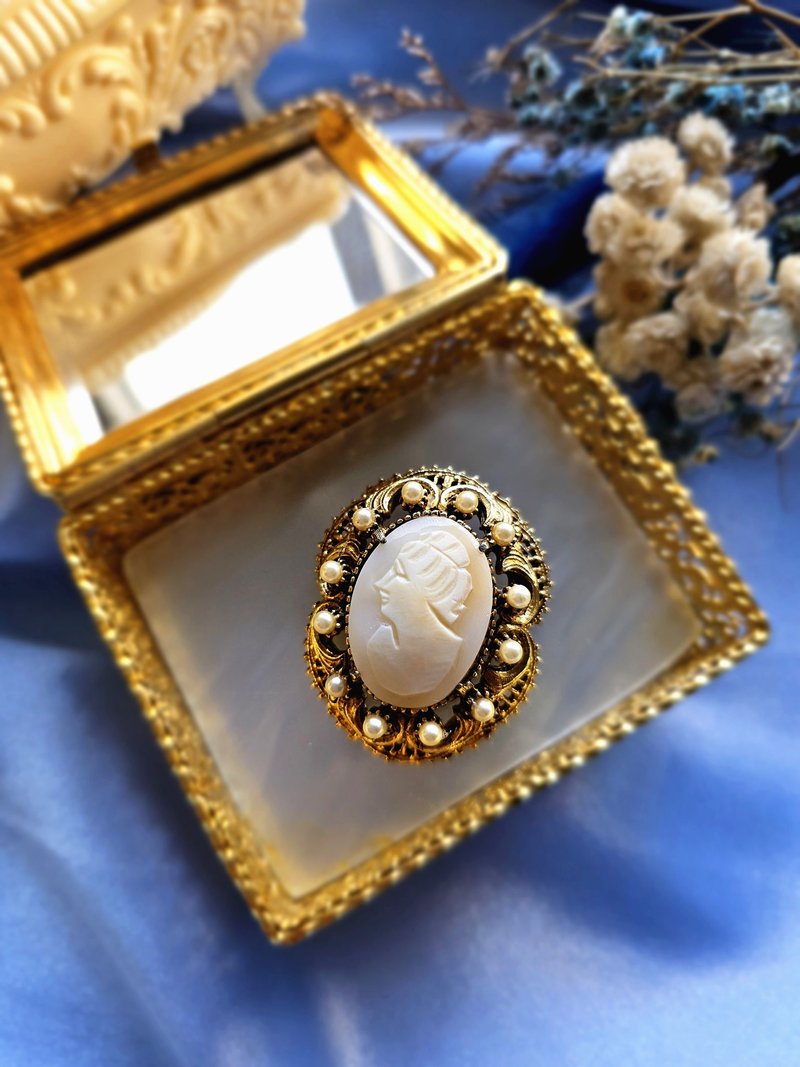 FLORENZA gorgeous pearl relief shell carving lady cameo brooch/pendant/American Western antique jewelry - Brooches - Other Metals 