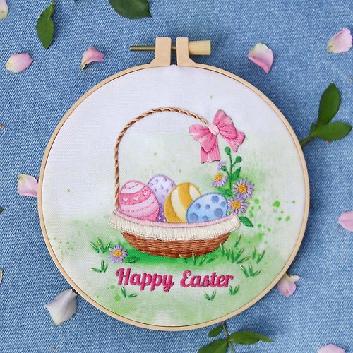 B.Embroidery DIY 手工刺繡復活節彩蛋在彩繪背景織物上的籃子裡。 刺繡套件包