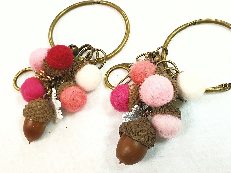 Paris*Le Bonheun. Happiness hand made. Rainbow wool felt. Bunches of pine cones and acorns. key ring - Keychains - Other Metals Multicolor