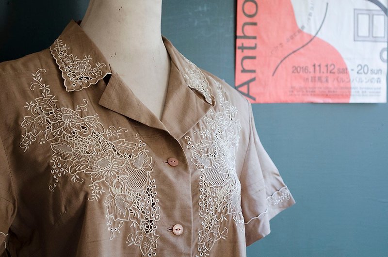 Chinese and Western style peony grape spider web brown hand-embroidered hollow silk shirt | vintage Wan Hao vintage - Women's Shirts - Silk 