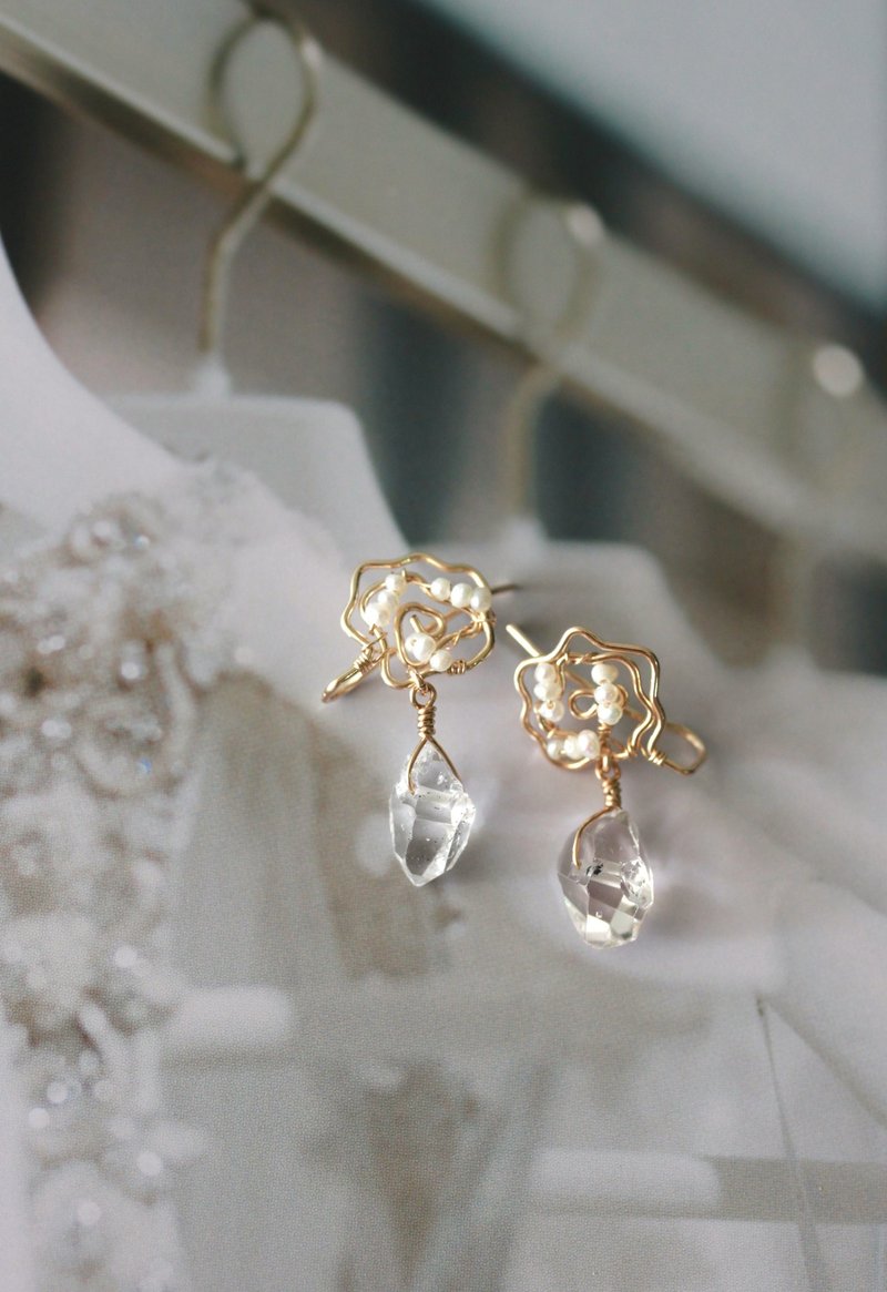 [Christmas Ornaments] Dry rose natural Herkimon crystal, deformed pearl 14KGF gold-filled Clip-On - ต่างหู - ไข่มุก สีเงิน