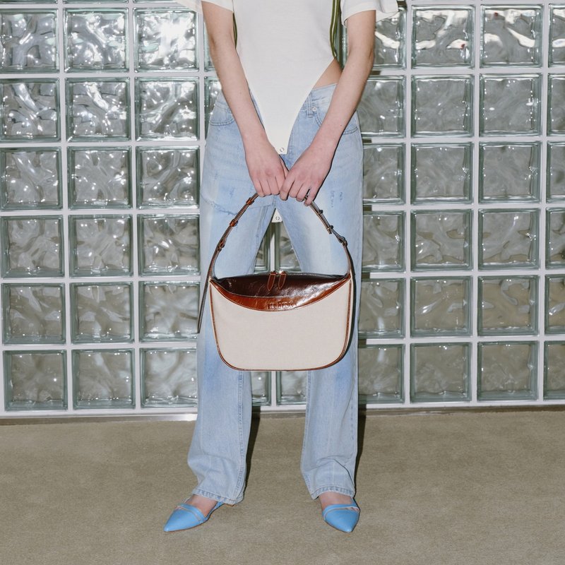 Berlin Caramel Shoulder Crossbody Bag (Two-tone Canvas + ITALY Cow Leather) - 側背包/斜背包 - 其他材質 咖啡色