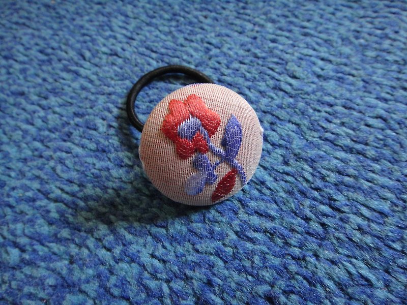 Embroidery a flower button hair tie C54CIX62 - เครื่องประดับผม - ผ้าฝ้าย/ผ้าลินิน สึชมพู