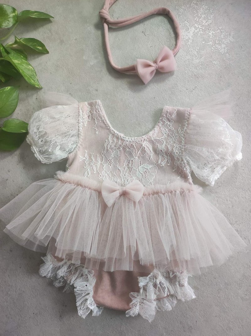 Lace bodysuit for a newborn girl's first photo shoot - 嬰兒手鍊/飾品 - 其他材質 多色