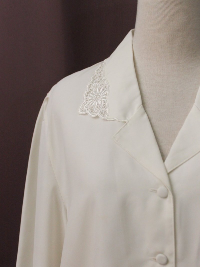 Vintage Japanese Elegant Small Flower Embroidery V Lapel White Long Sleeve Vintage Shirt Vintage Blouse - Women's Shirts - Polyester White