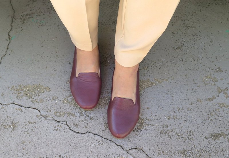 [New Arrival] Opera Pumps: Soft, Single-Piece Leather Comfort / Bordeaux Shimmer - รองเท้าลำลองผู้หญิง - หนังแท้ สีแดง