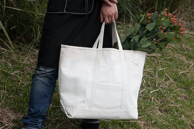 Hand Painted Canvas Tote Bag (M) Free S/H for HK MO - กระเป๋าถือ - ผ้าฝ้าย/ผ้าลินิน ขาว