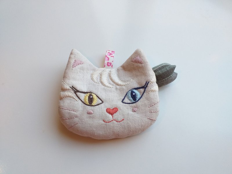 Heterochromatic pupil smiling white cat card holder coin purse (pure hand embroidery) - กระเป๋าใส่เหรียญ - ผ้าฝ้าย/ผ้าลินิน ขาว