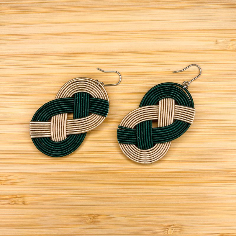 [Mizuhiki] Dakiwaji knot [Clip-On] [Asymmetric] [Dark green] [Beige] - ต่างหู - กระดาษ สีเขียว