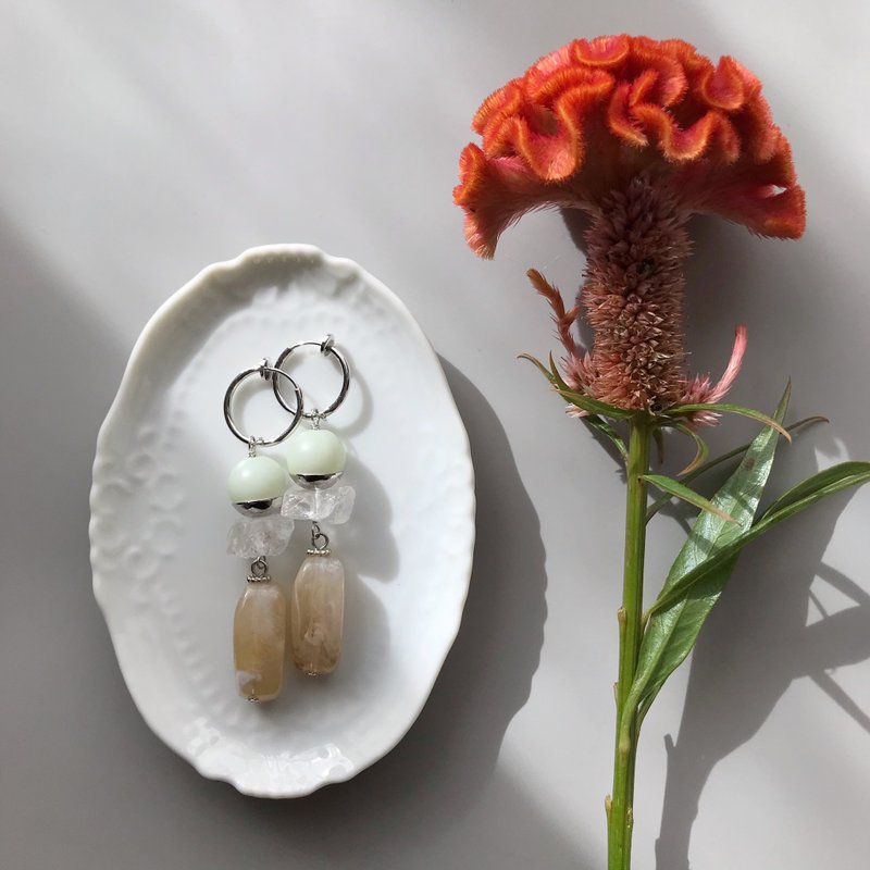 Pale green & beige earrings - 耳環/耳夾/耳骨夾 - 壓克力 綠色