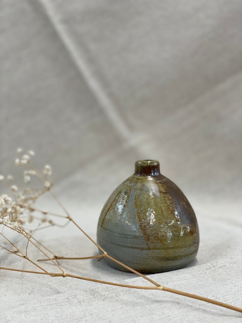 ㄧround flower vessel - Pottery & Ceramics - Pottery Gray