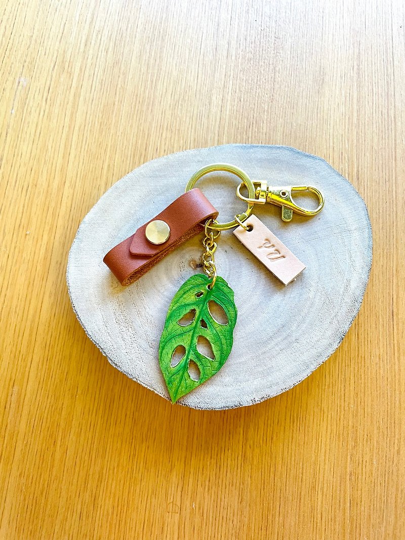 Hole philodendron leather key ring - can be engraved - ที่ห้อยกุญแจ - หนังแท้ สีเขียว