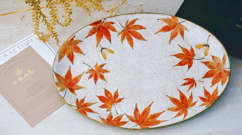 Large Oval Disc - Maple Leaf Series - จานและถาด - ดินเผา สีแดง