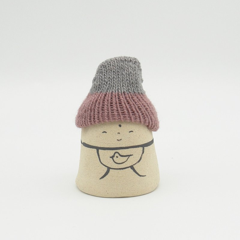 Handmade ceramic doll Jizo wearing a knit hat - ของวางตกแต่ง - ดินเผา สีกากี