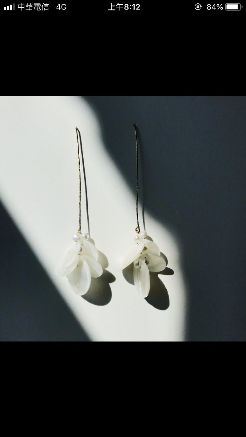 真珠の薄層と絡み合ったユリ - ピアス・イヤリング - シェル ホワイト