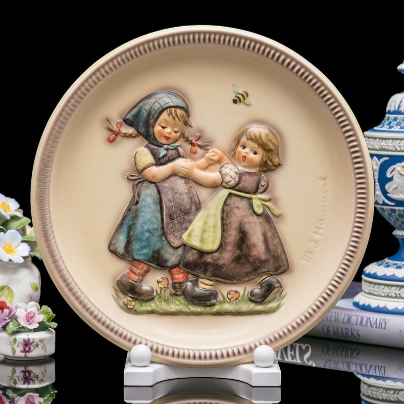 German-made Goebel Hummel hand-painted 1980 birthday ceramic plate Spring Dance - ตกแต่งผนัง - เครื่องลายคราม 