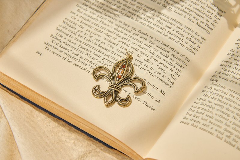 [The United States brought back Western antique jewelry] 1960s retro jewelry exquisite iris necklace pendant - สร้อยคอ - โลหะ 