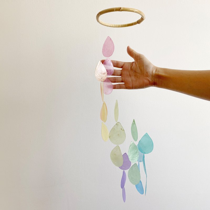 PRE-MADE | London Xyl.-Raindrop-Rainbow | Shell Wind Chime Mobile | #0-448 - อื่นๆ - เปลือกหอย หลากหลายสี