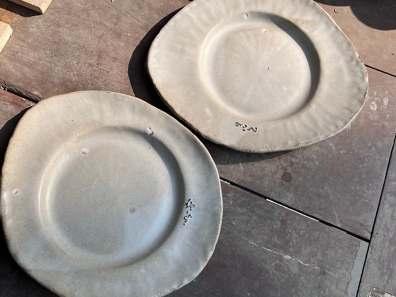 [Return to Cellular Life] Flat Grooved Plate with Gray and White Patterns - Living Foodware Pottery Cup Pottery Tall - จานและถาด - ดินเผา สีนำ้ตาล