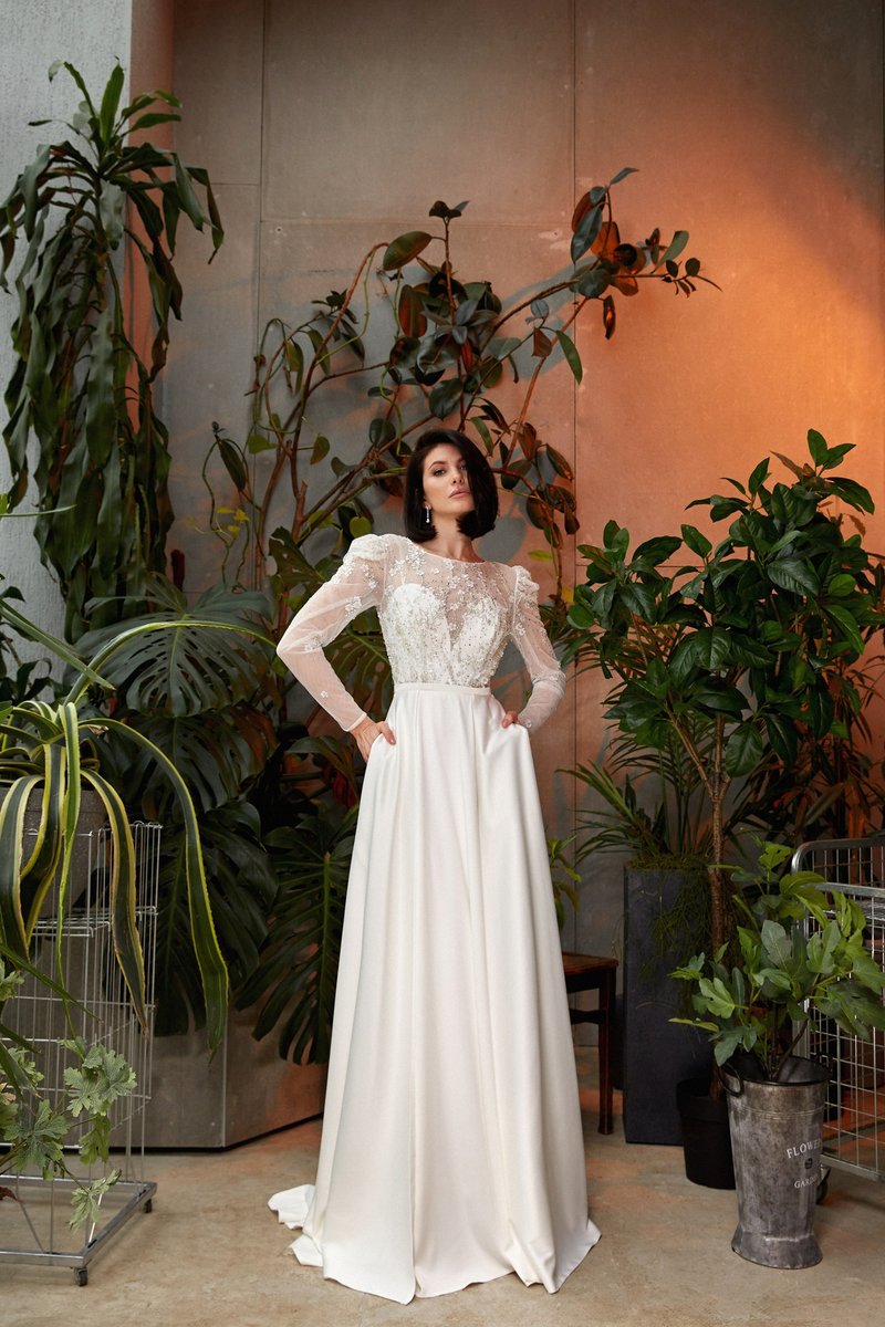 Long sleeves wedding dress, open back. Light wedding dress. Romantic bridal gown - ชุดราตรี - วัสดุอื่นๆ ขาว