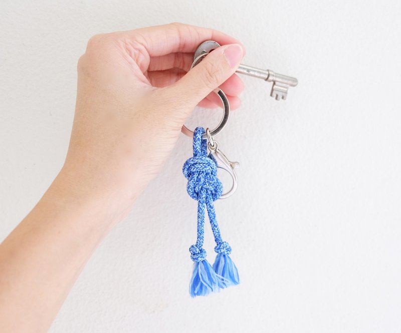 Infinity knot rope in blue keychain - 鑰匙圈/鑰匙包 - 其他材質 藍色