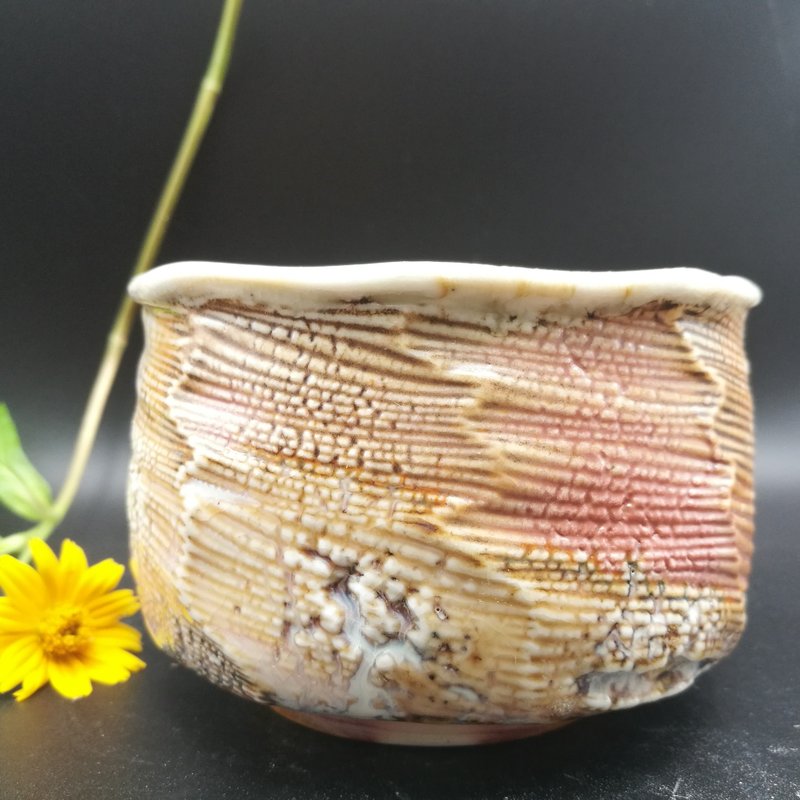 hand-thrown/wood-fired/teabowl/natural ash glaze/flame marks/ideal gift/keepsake - ถ้วย - ดินเผา สีทอง