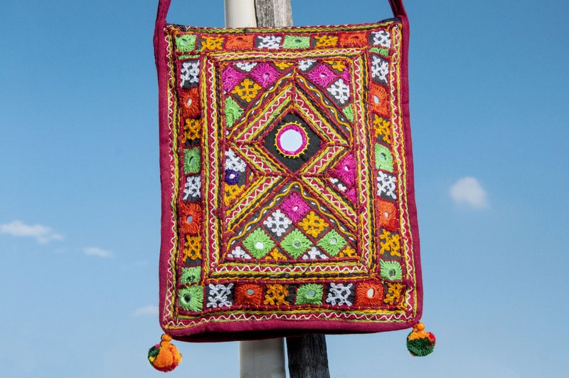 Hand-embroidered cross-body bag, ethnic wind bag, side backpack, shoulder bag, handmade bag, embroidery bag-colorful flowers - กระเป๋าแมสเซนเจอร์ - ผ้าฝ้าย/ผ้าลินิน หลากหลายสี