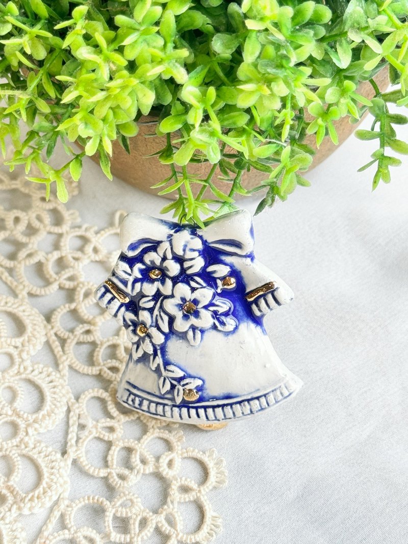 [Good Day Fetish] Czech handmade blue gold ceramic pendant ornaments bell - ของวางตกแต่ง - เครื่องลายคราม สีน้ำเงิน