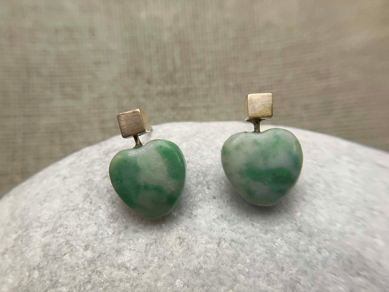 簡單的小綠意 ── 黃銅 x 綠點石愛心耳環 - 耳環/耳夾/耳骨夾 - 銅/黃銅 