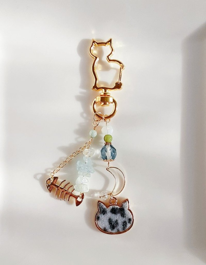 Leopard print cat charm and fish bone parts are cute cat keychain aquamarine clear green birthday gift cat bag charm - ที่ห้อยกุญแจ - แก้ว สีเขียว