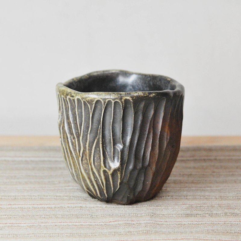 Wood burning pottery hand made. Ichiyama hand cup back cup back - ถ้วย - ดินเผา สีนำ้ตาล