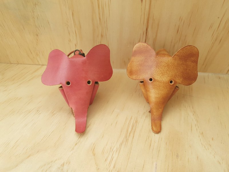 Elephant leather accessories/pendants/key rings (large)│Vegetable tanned leather hand-dyed and brandable (8 letters) - ที่ห้อยกุญแจ - หนังแท้ สีนำ้ตาล