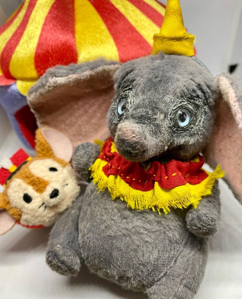 Dumbo elephant teddy bear toy, handmade ooak poseable - ของวางตกแต่ง - วัสดุอื่นๆ สีเทา