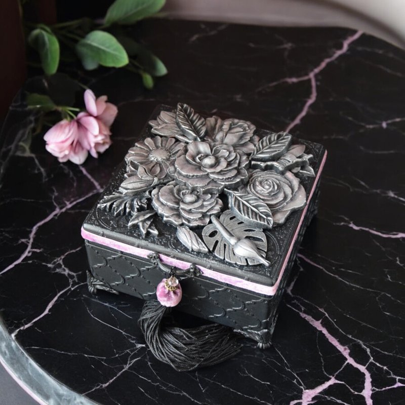 Square jewelry storage box with voluminous silver and black flowers - กล่องเก็บของ - ไม้ สีดำ