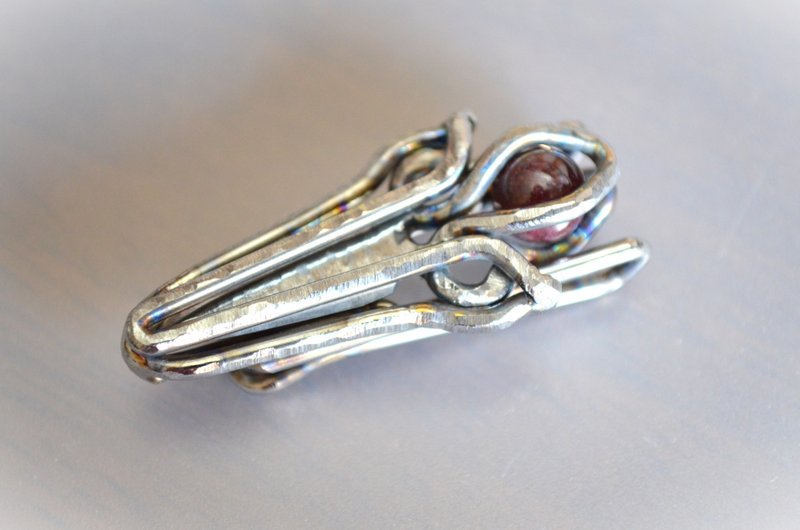 Titanium tie bar・Gr5・６４チタン製ネクタイピン・ガーネットの柄のナイフ・試作品A - 領帶/領帶夾 - 其他金屬 多色