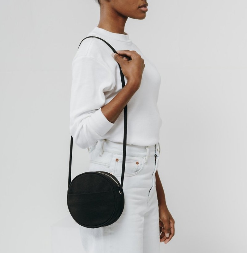 BAGGU Round Shoulder Bag / Messenger Bag - Black - กระเป๋าเป้สะพายหลัง - ผ้าฝ้าย/ผ้าลินิน สีดำ