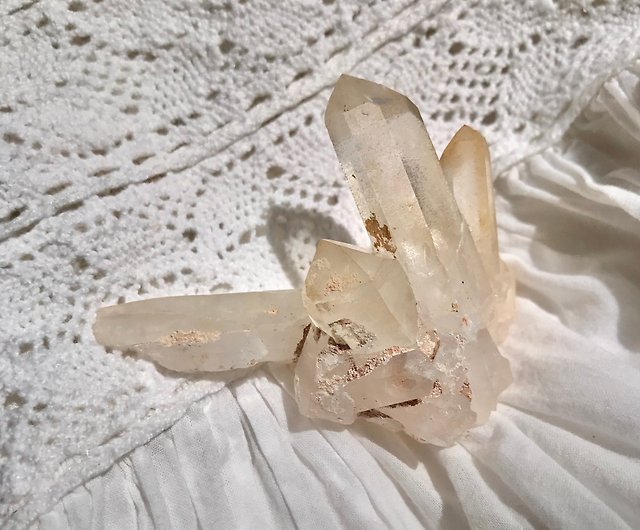 特殊な質感の刻印を施したホワイト水晶クラスター水晶歯、半透明のホワイト水晶原石、天然原石 - ショップ cloud9crystal 置物 -  Pinkoi