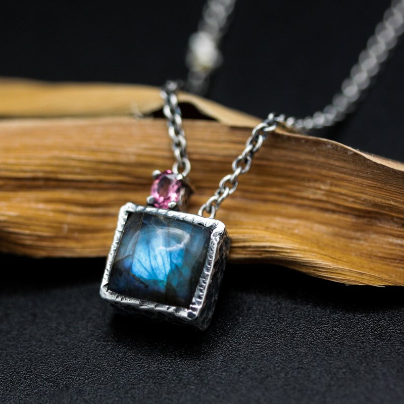 Square cabochon Labradorite necklace in silver bezel setting - สร้อยคอ - เงินแท้ สีเงิน