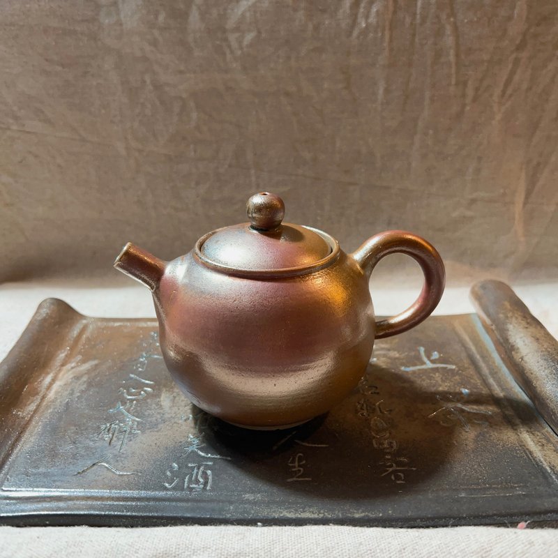 The blessing product releases the firewood and falls off the ash. The Rose Gold inner lid is holding the teapot / Handmade by Xiao Pingfan - Teapots & Teacups - Pottery 