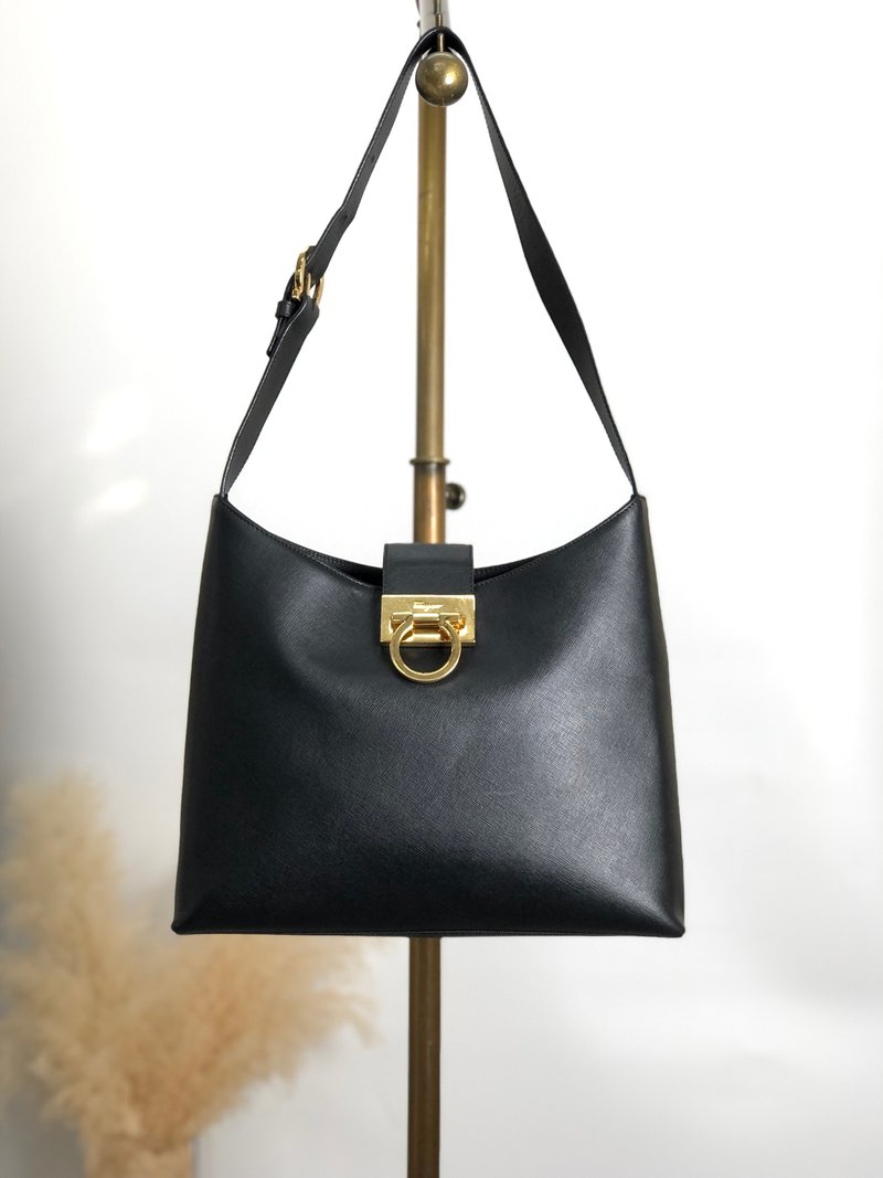 [Direct from Japan, branded used bag] Salvatore Ferragamo shoulder bag, black Gancini leather hobo bag, vintage 5k2te5 - กระเป๋าแมสเซนเจอร์ - หนังแท้ สีดำ