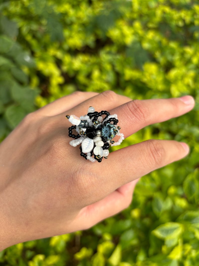 Beaded Flower rings, beaded rings, original design, handmade rings - แหวนทั่วไป - แก้ว สีดำ