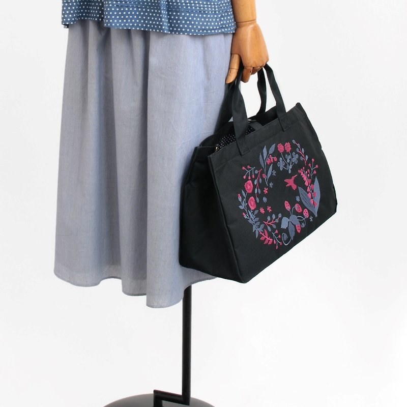 Hummingbird embroidery/A4 tote - กระเป๋าถือ - ไนลอน สีดำ