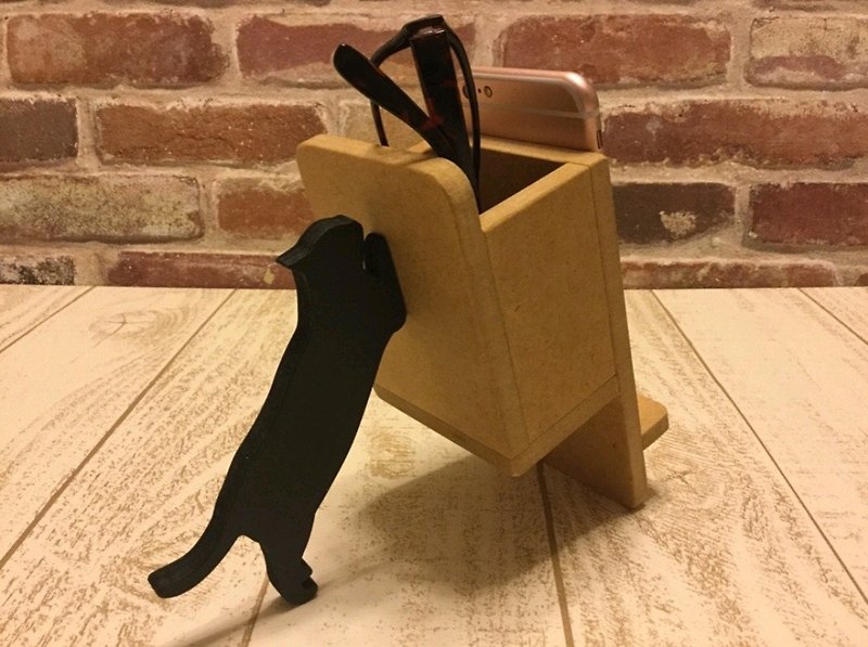黒猫が支えるメガネケース付iPhone・スマートフォンスタンド - スマホスタンド・イヤホンジャック - 木製 ブラック