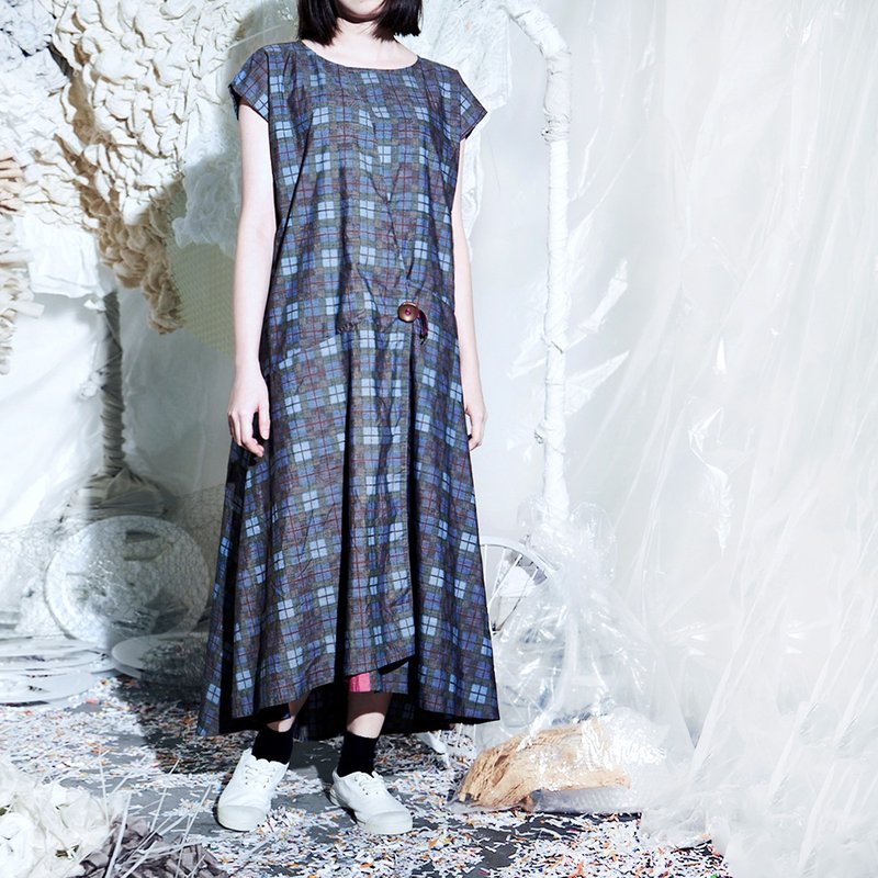 Diving_listen to whale language color matching plaid diagonal long dress - ชุดเดรส - ผ้าฝ้าย/ผ้าลินิน หลากหลายสี