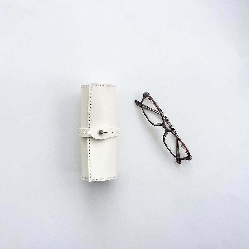 Scroll glasses case using Tochigi leather White - รองเท้าลำลองผู้หญิง - หนังแท้ ขาว