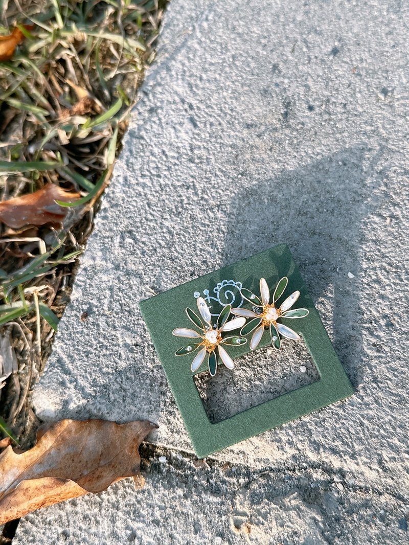 立體水晶花 | 貼耳式 - 耳環/耳夾/耳骨夾 - 其他材質 綠色
