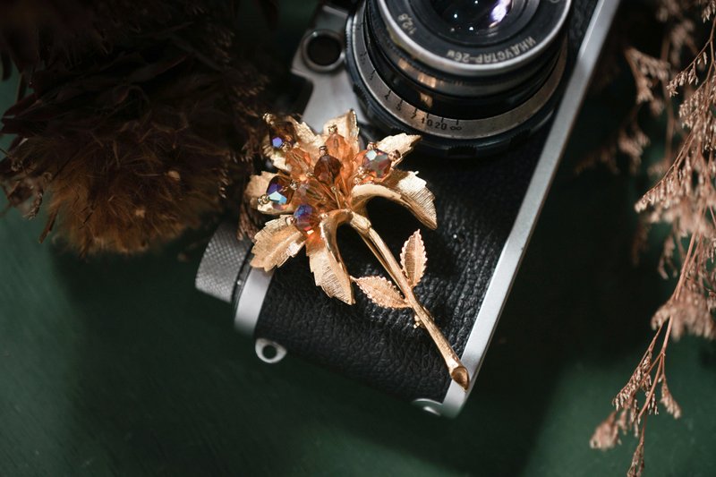 【老飾品/西洋老件】VINTAGE咖啡AB彩玻璃珠金色花束古著胸針 - 胸針 - 其他金屬 金色